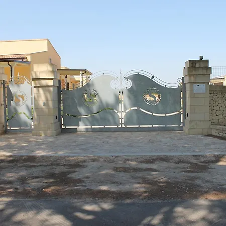 Podere San Luigi מלון דירות 3*